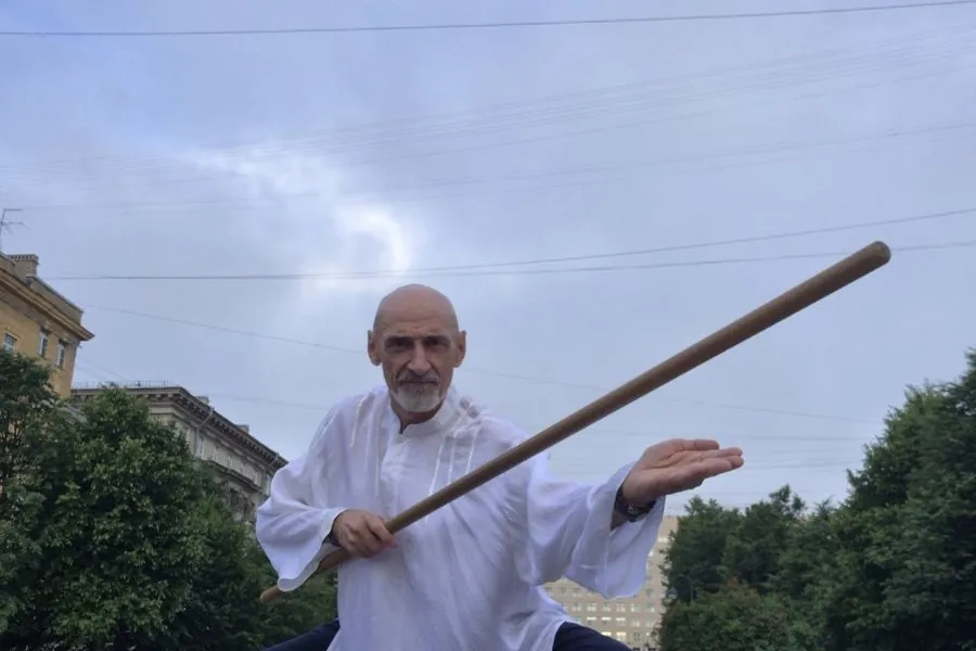 Цигун с посохом